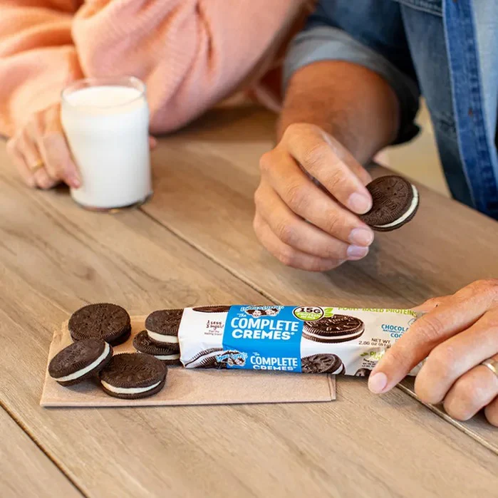 Lenny & Larry's S The Complete Cremes Plant-Based Protein Cookies Chocolate - Image 8