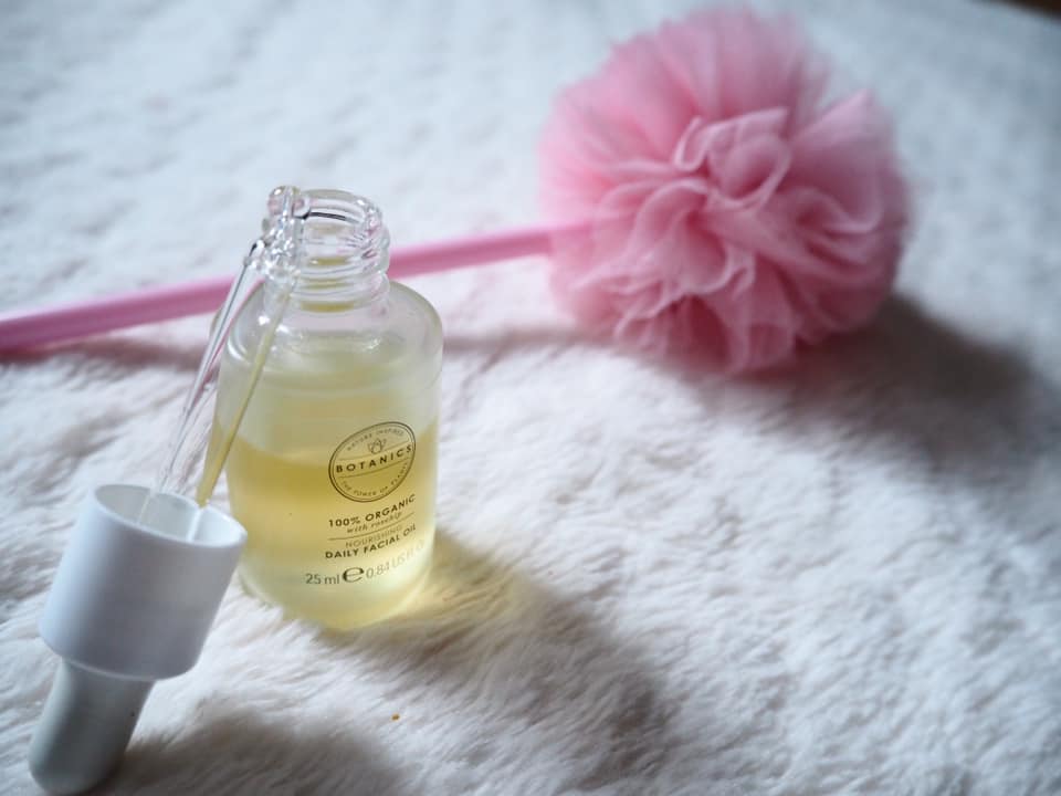 Organic Nourishing Facial Oil with Rosehip - Image 2